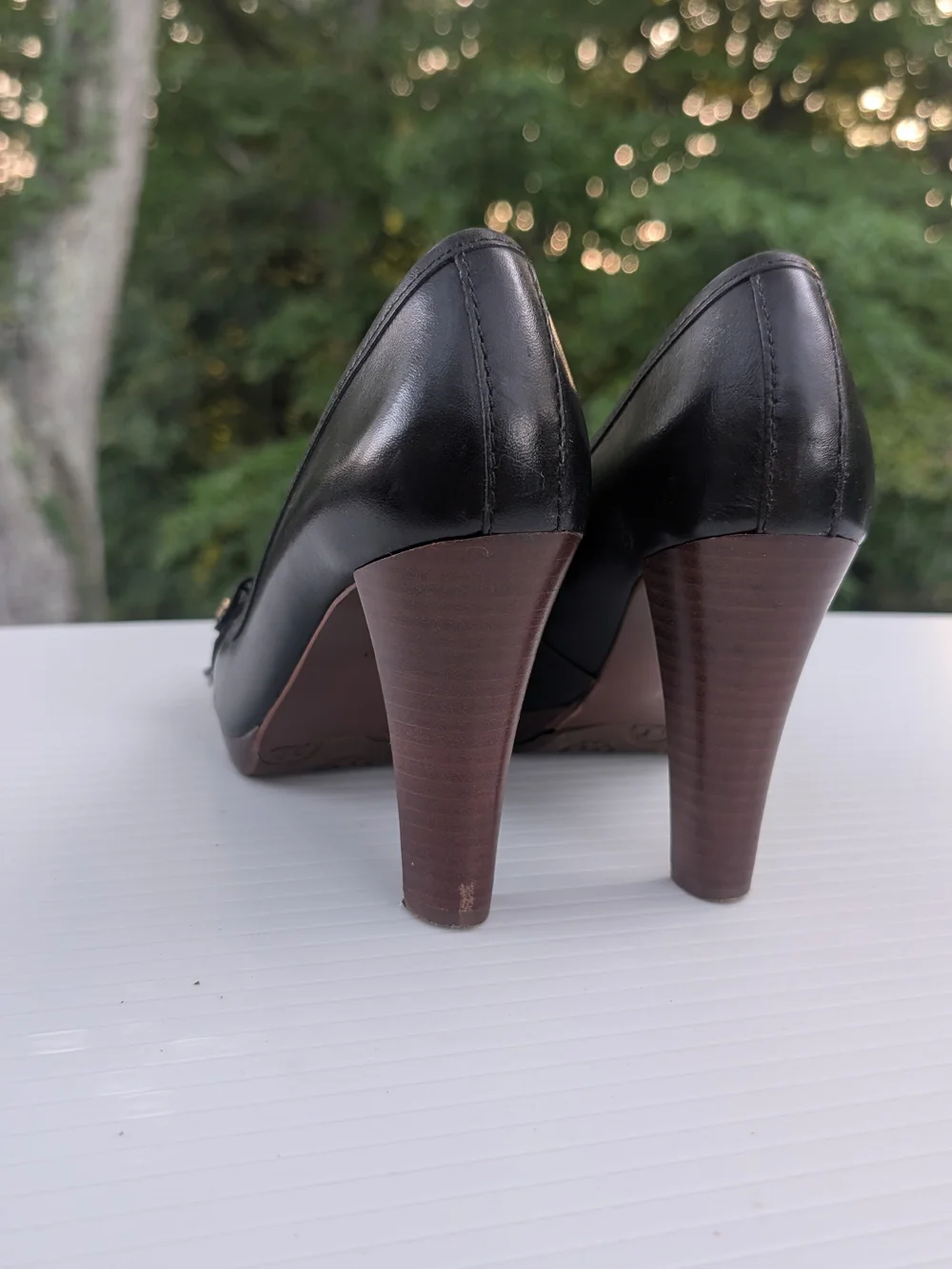 Tory Burch  Calsta Black Leather Logo Medallion Pumps 7